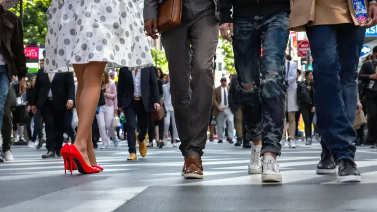 מומחים לפסיכולוגיה קובעים שהבחירה בנעליים לא רק חושפת את הסגנון שלך אלא גם עשויה להעיד על רמת הביטחון והמורכבויות שלך