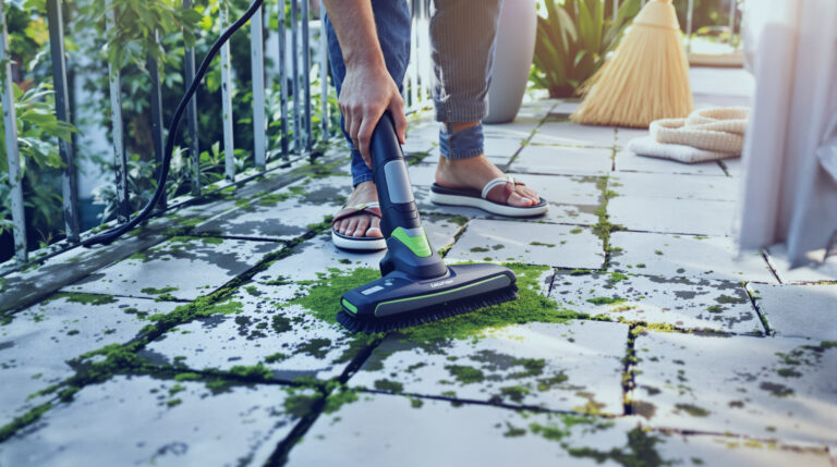 המרפסת שלי הייתה מכוסה בטחב, אבל עם כלי הגינון הזה ניקיתי הכול ב-30 דקות בלי חומרים כימיים